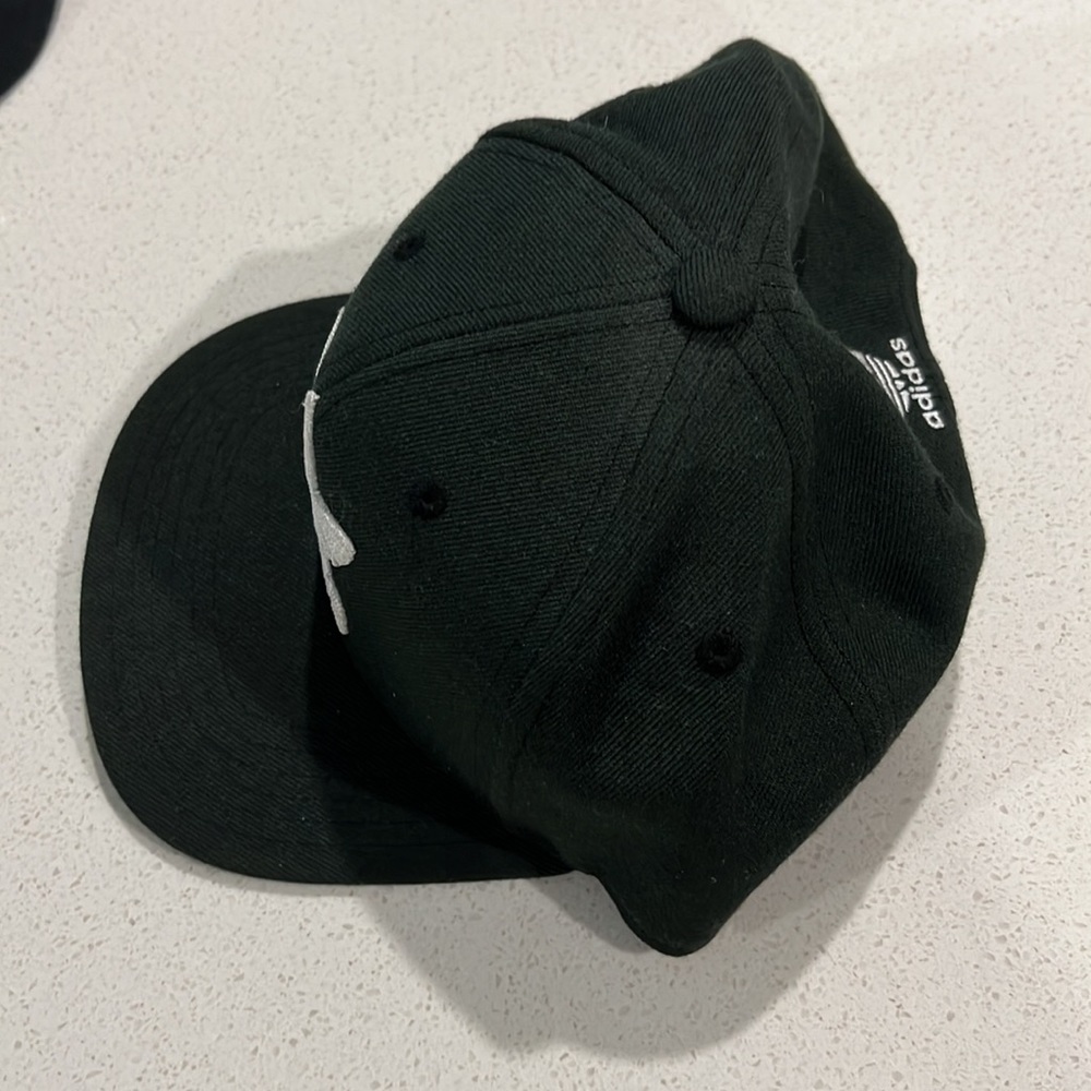 Adidas SnapBack - Picture 2 of 3